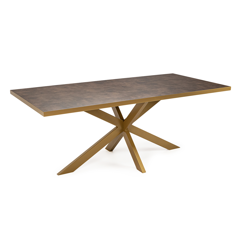 Moderne houten eettafel met een goudkleurig metalen kruisvoet, gepolijst en elegant ontwerp.